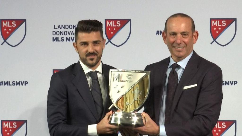 Давид Вилья получает приз в MLS
