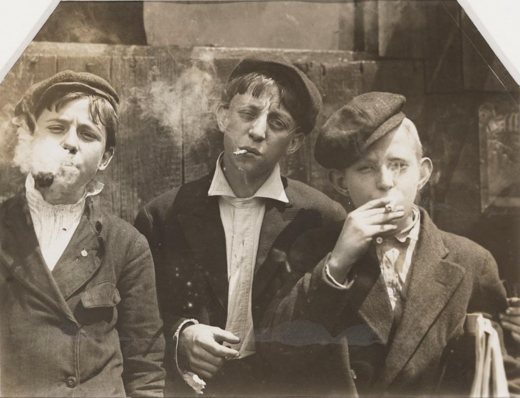 Дети с сигаретой