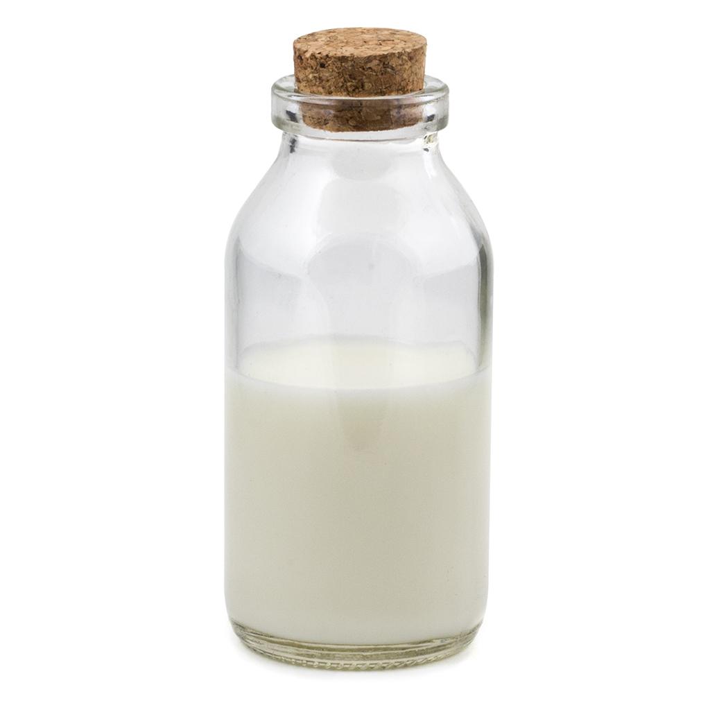 Закупоренная бутылка с молоком