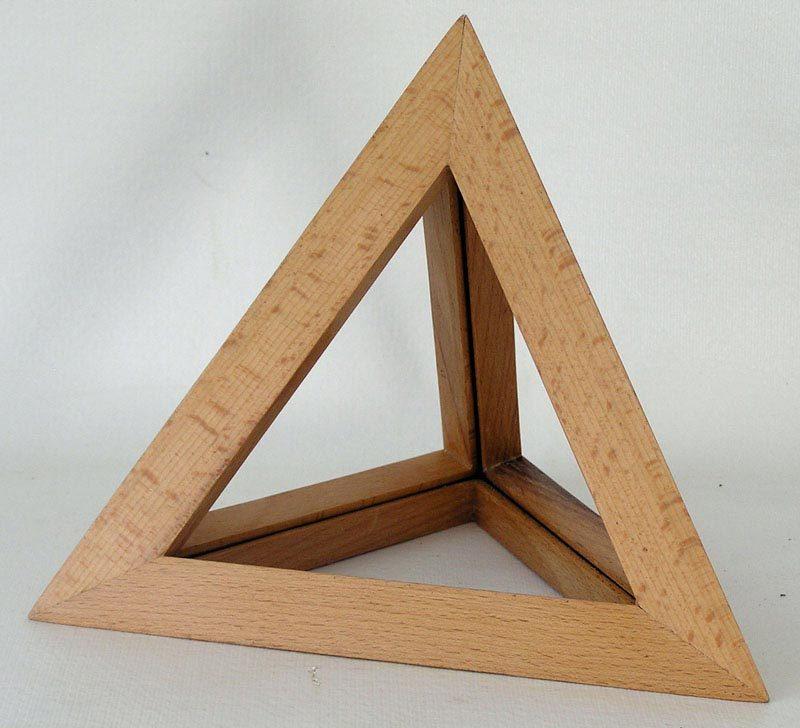 Треугольная пирамида из дерева