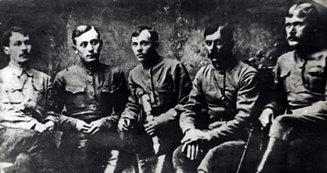 Антонов (в центре) и его соратники