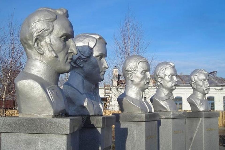 Памятник декабристам в Ялуторовске