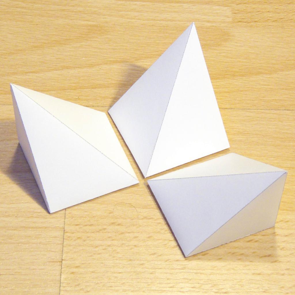 Три пирамиды из бумаги
