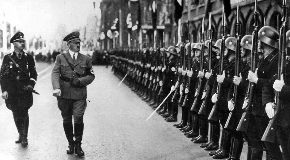 Гитлер перед строем солдат
