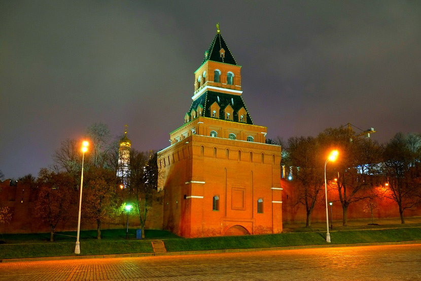 Константино-Еленинская башня вечером