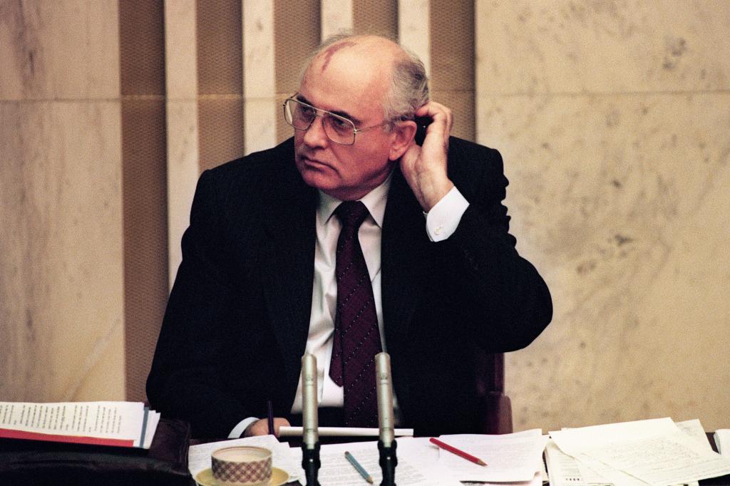 1991 год Горбачев в растерянности пригрозил отставкой