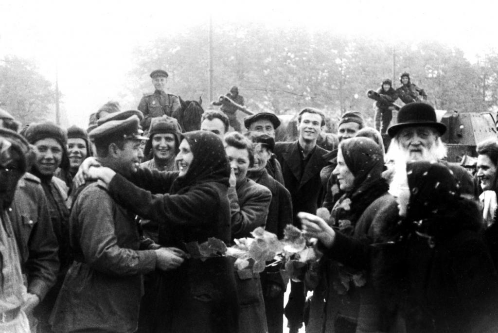 Встреча советских войск в Риге в 1940