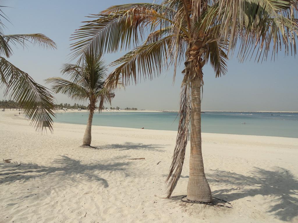 Пляж Аль-Мазар в Дубае.