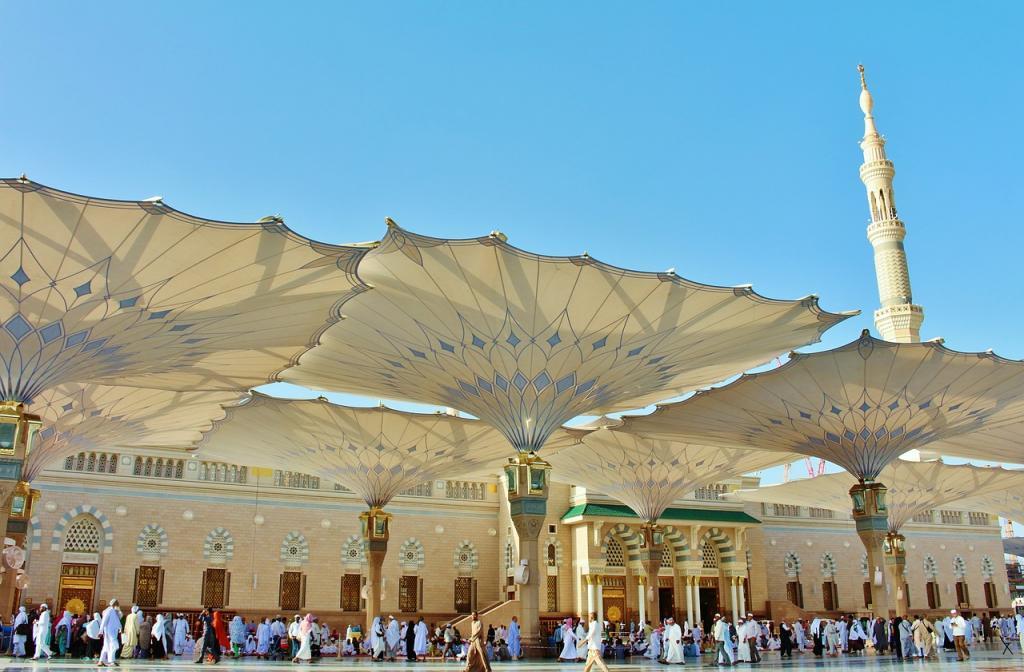 Зонты над двориками мечети