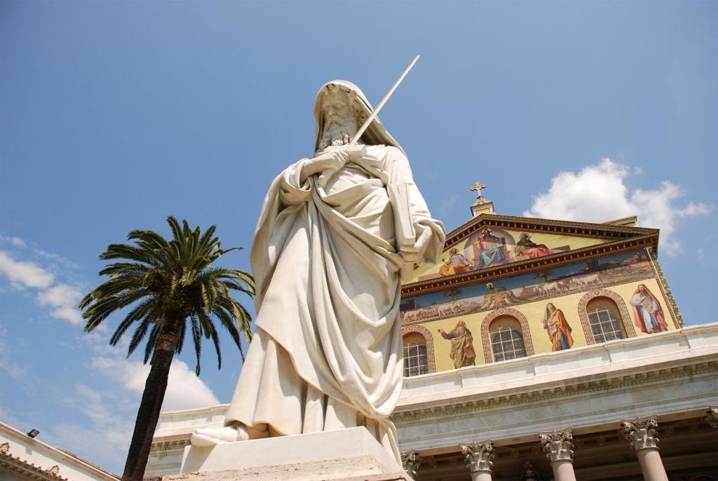 Статуя святого Павла.