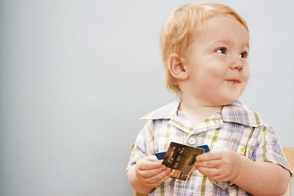 Ребенок с платежной картой