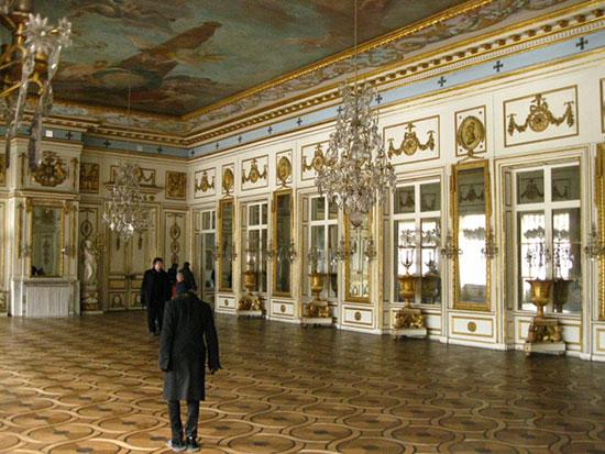 Зеркальный зал во дворце (Кусково)