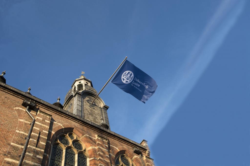 знамя лейденского университета