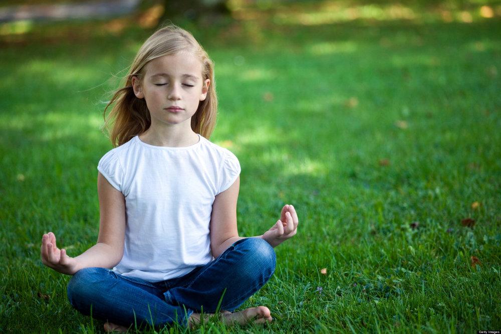 девочка медитирует