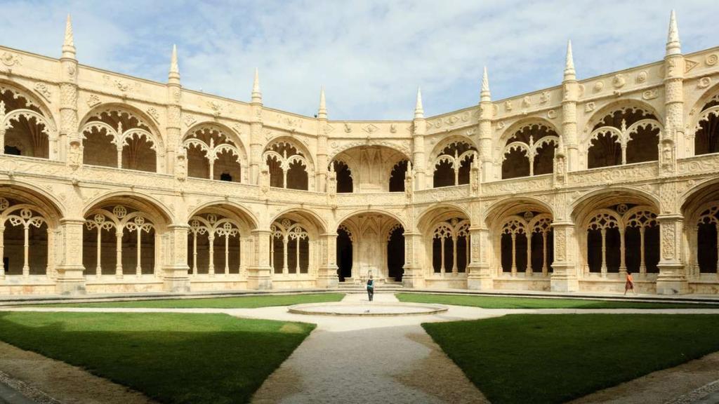 двор монастыря Жеронимуш Лиссабон
