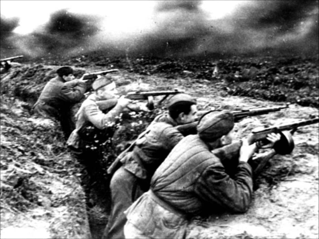 Советские солдаты в окопах в годы ВОВ