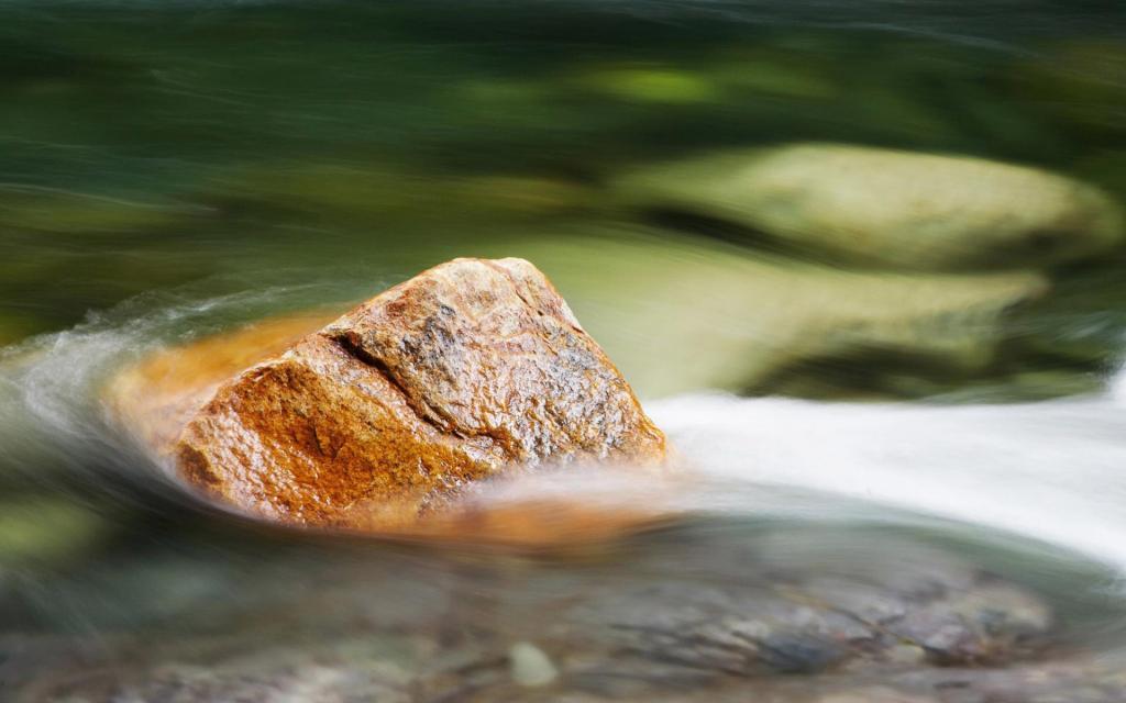 Камень в реке