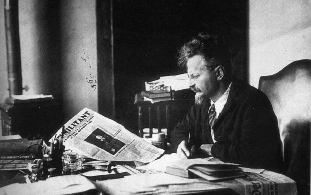 Троцкий читает газету.