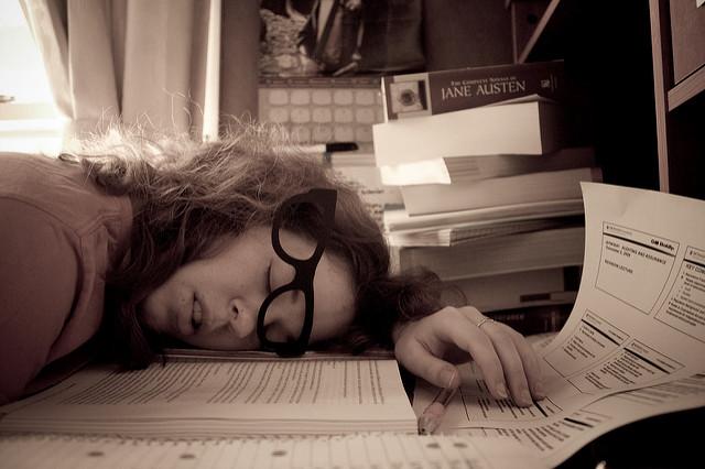 Изнуренная учебой студентка