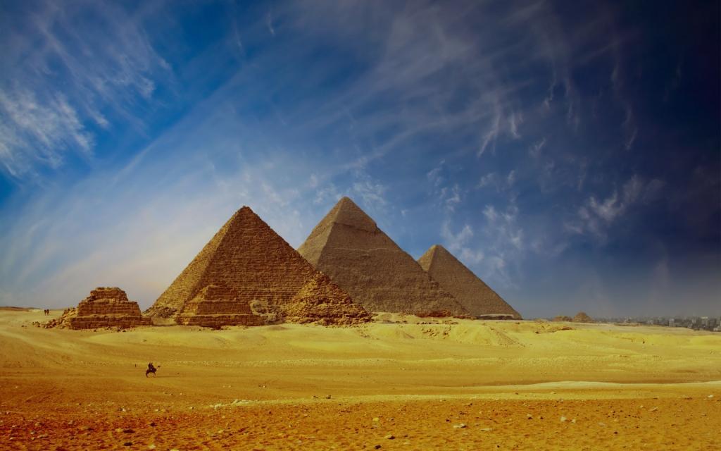 пирамиды в пустыне