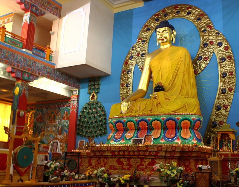 Скульптура Будды в храме