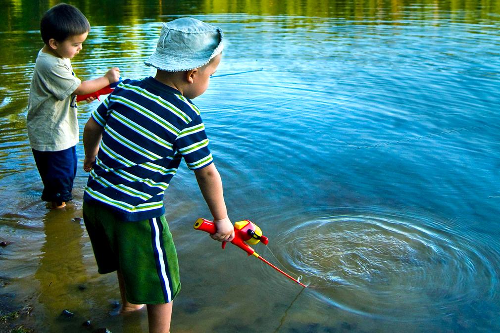 Дети ловят рыбу