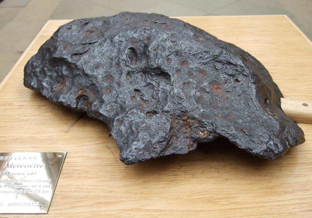 кусок метеорита
